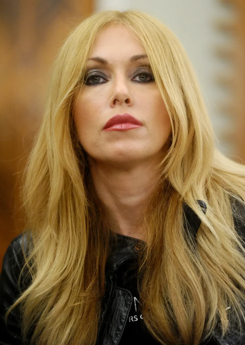 Ritratto di Roberta Bruzzone durante un incontro pubblico a Trento