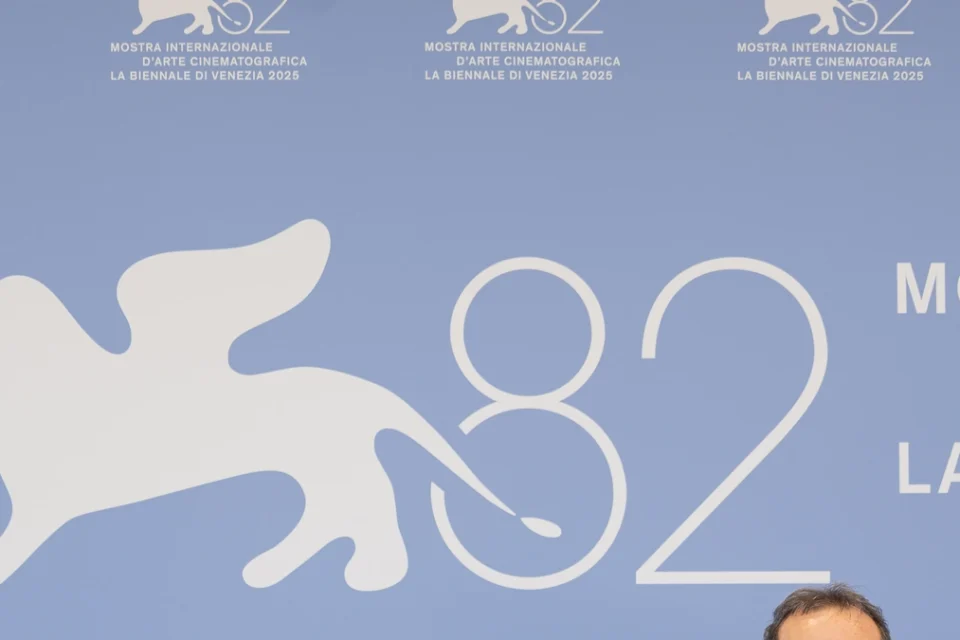 Rocco Papaleo alla 82ª Mostra internazionale d'arte cinematografica di Venezia. Foto: LucaFazPhoto, Wikimedia Commons, licenza CC BY SA 4.0; crop editoriale 16:9.
