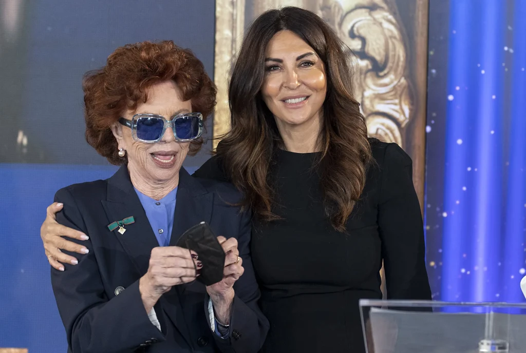 Sabrina Ferilli al David di Donatello 2022 con Giovanna Ralli