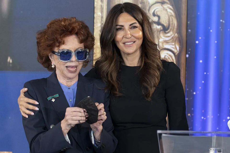 Sabrina Ferilli al David di Donatello 2022 con Giovanna Ralli. Foto: Quirinale, Wikimedia Commons, licenza Attribution.