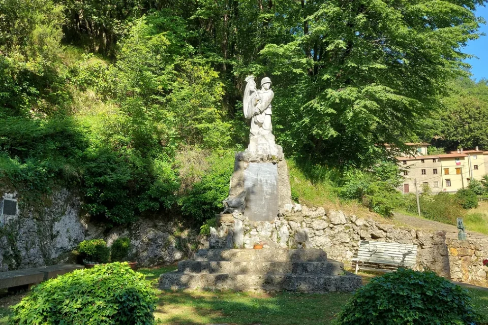 Il monumento ai caduti di Sant’Anna di Stazzema. Foto: Andrek02, Wikimedia Commons, CC0.