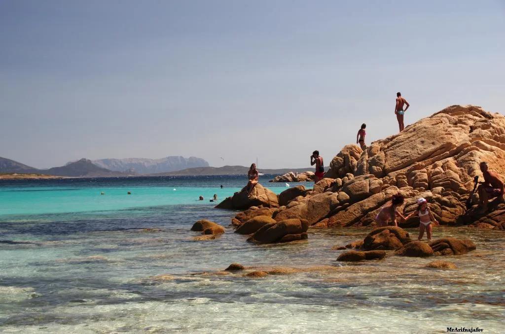 Una spiaggia rocciosa della Sardegna, contesto delle vacanze estive raccontate da Roberto Vannacci