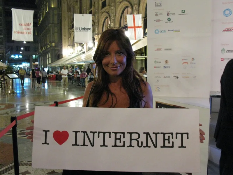 Selvaggia Lucarelli con cartello I love Internet a Milano nel 2008