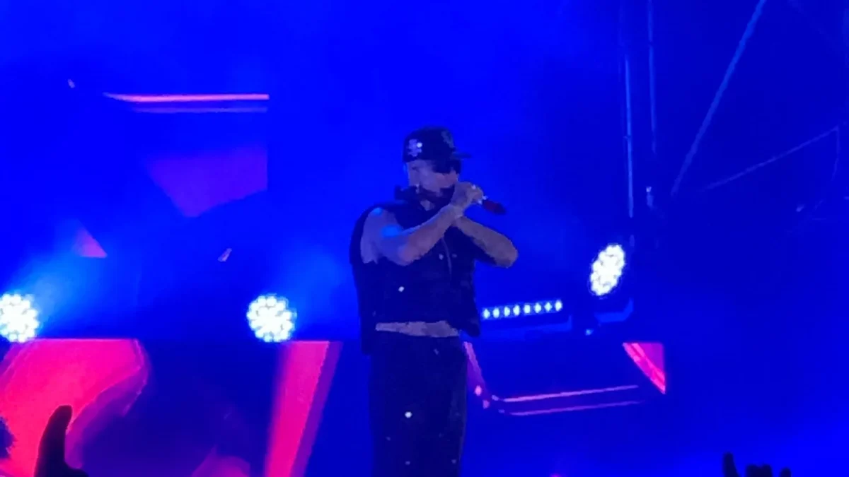 Sfera Ebbasta sul palco durante un concerto
