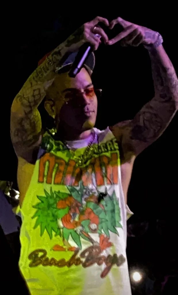 Sfera Ebbasta in concerto con le mani a cuore