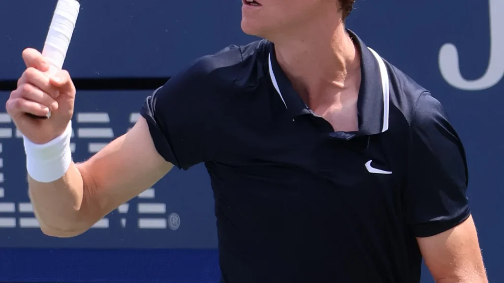 Jannik Sinner in campo prima del rientro a Cincinnati