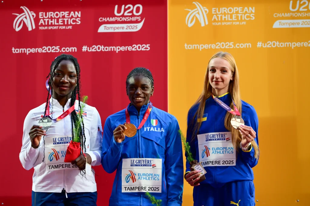 Kelly Doualla sul podio dei 100 metri a Tampere 2025 con la medaglia