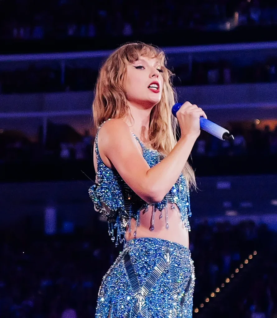 Taylor Swift canta durante il set 1989 dell’Eras Tour