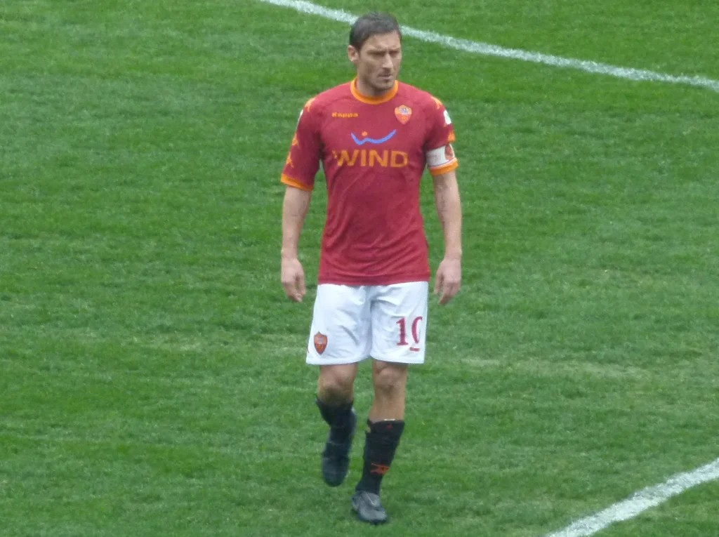 Francesco Totti con la maglia della Roma durante una partita