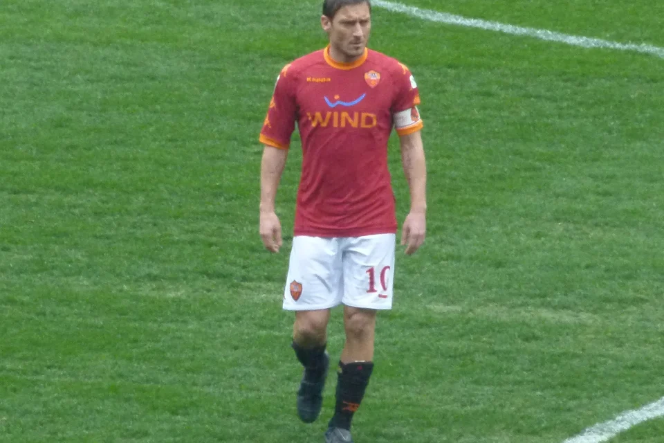 Francesco Totti in campo con la Roma