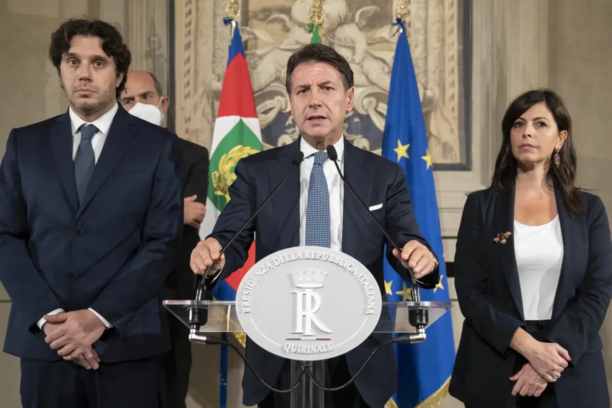 Giuseppe Conte durante una dichiarazione al Quirinale