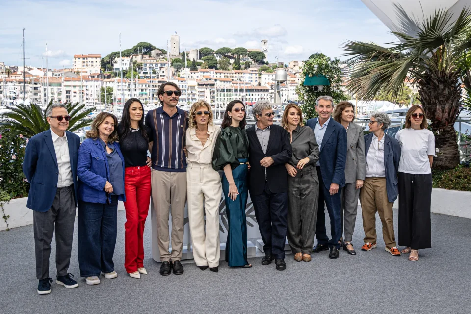 Valeria Golino con il cast di Fuori a Cannes
