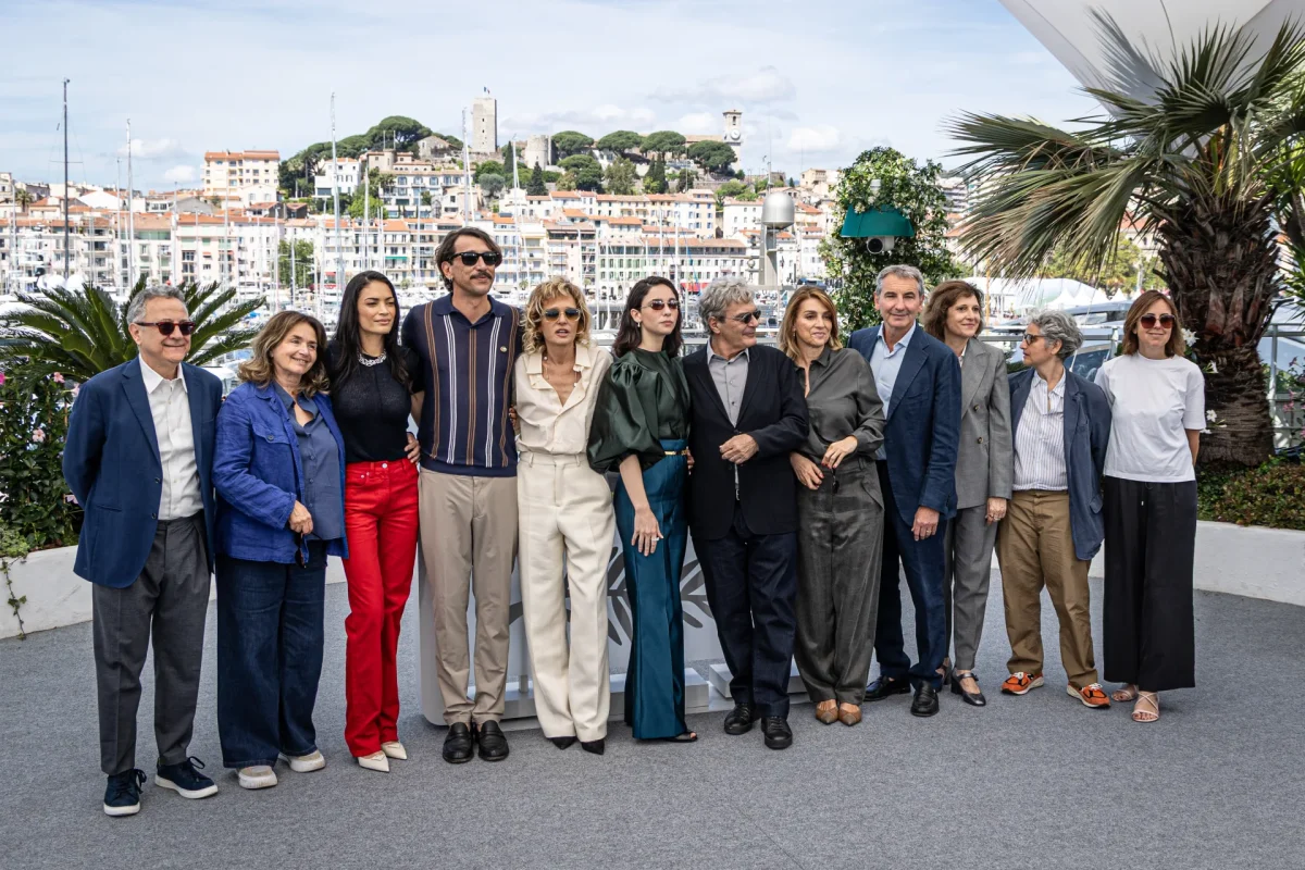 Valeria Golino con il cast di Fuori al Festival di Cannes 2025