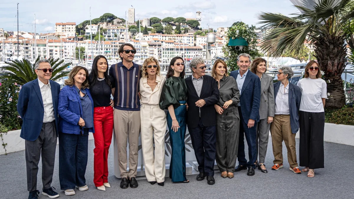Valeria Golino con il cast di Fuori durante un photocall a Cannes