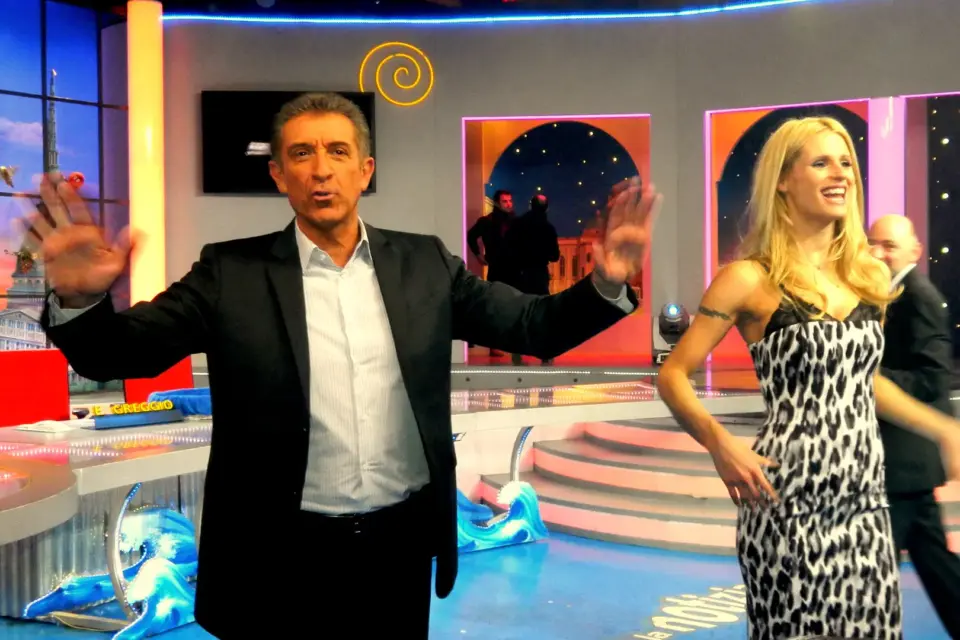 Michelle Hunziker, Superkaraoke riaccende la tv da Ventimiglia Michelle Hunziker sul palco di Striscia la notizia