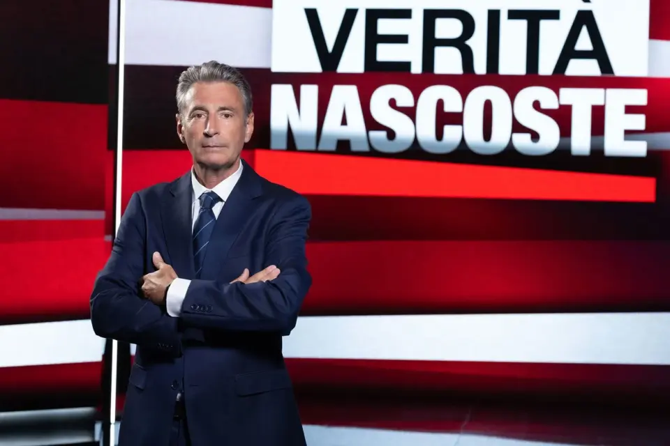 Milo Infante nello studio di Verità Nascoste. Foto: Ufficio stampa Mediaset, fonte Mediaset Infinity, uso stampa.