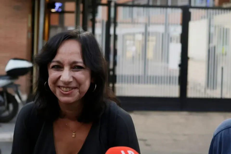 Claudia Di Pasquale durante un’intervista. Foto: Corriere TV, immagine stampa della pagina consultata.