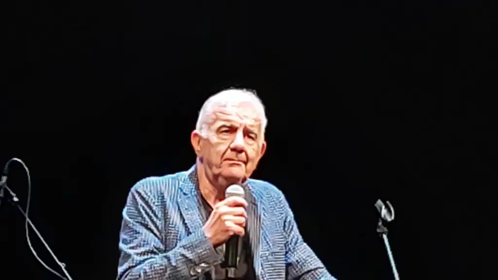 Gene Gnocchi al microfono durante un’esibizione