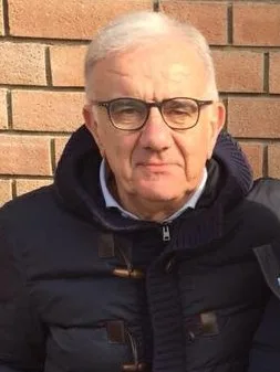Gene Gnocchi durante un'esibizione dal vivo